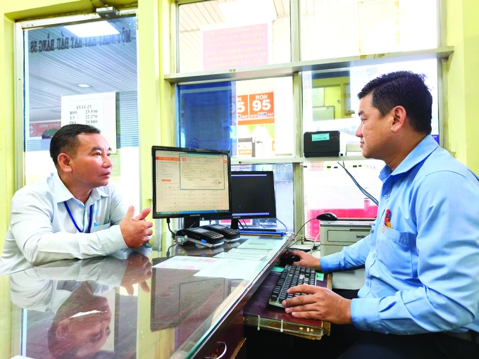 Hoạt động livestream bán hàng ngày càng phổ biến. Ảnh: NLĐO Khách hàng cung cấp thông tin cho nhân viên trạm xăng Saigon Petro quận 10 (TPHCM) xuất hóa đơn điện tử. Ảnh: Hoàng Hùng